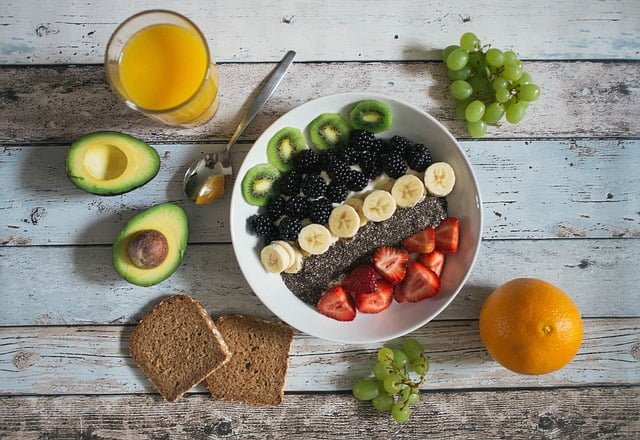 Une top alimentation riche en vitamines et fibres pour une top alimentation et garder la forme et la santé: avocat, légumes verts, légumineuses
