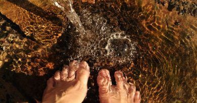 Pieds dans l'eau, soin des pieds pour hydrater la peau et éviter les cors, verrues et callosités, c'est remèdes de grand-mère pour soigner les cors au pied naturellement