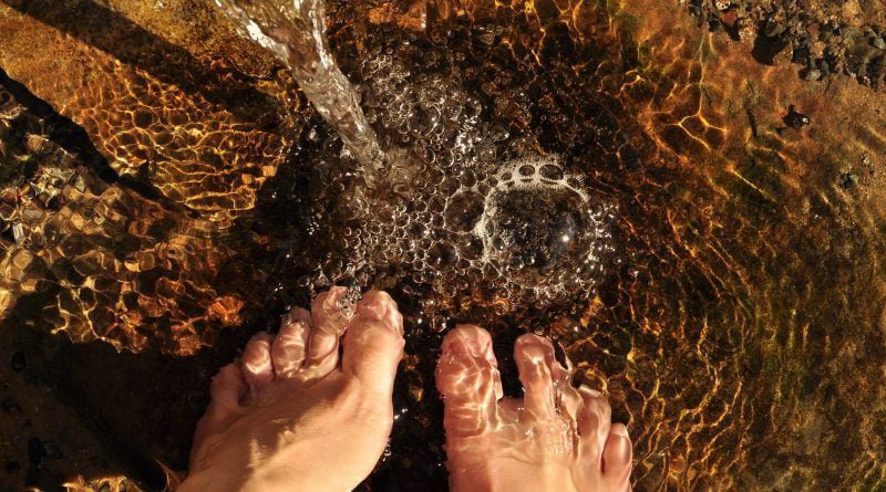 Pieds dans l'eau, soin des pieds pour hydrater la peau et éviter les cors, verrues et callosités, c'est remèdes de grand-mère pour soigner les cors au pied naturellement