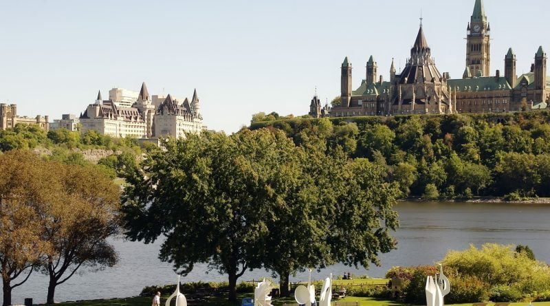 Vue sur le parlement du Canada à Ottawa la capitale du Canada, le parlement est situé au milieu d'une nature luxuriante. Ottawa est une ville écologique