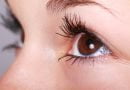 femme avec des yeux parfaits ayant fait des exercices oculaires efficace, yeux sans problèmes de vue