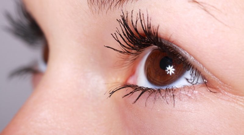femme avec des yeux parfaits ayant fait des exercices oculaires efficace, yeux sans problèmes de vue