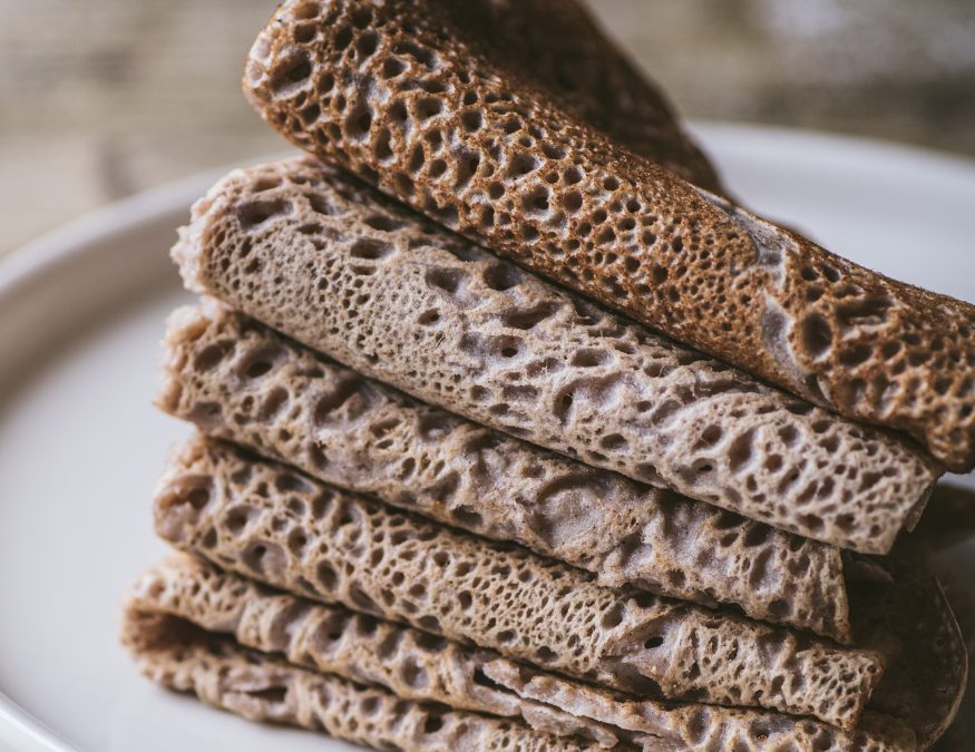 Crêpes sans gluten et sans lactose, garnies de fruits frais et de sirop d'érable