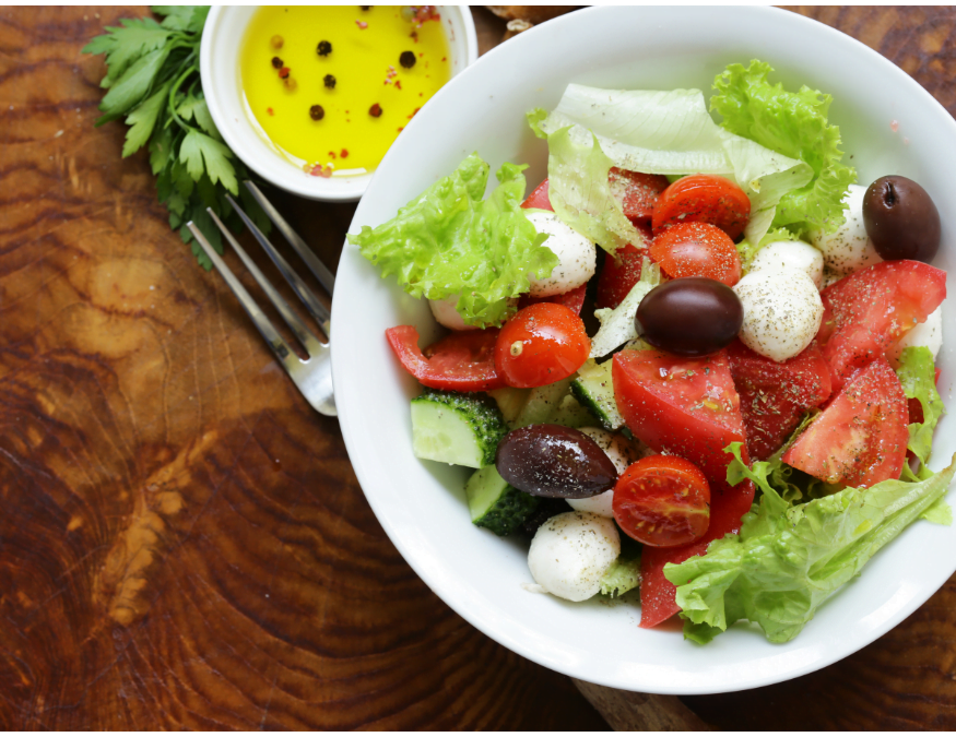 salade méditerranéenne à la tomate et à la mozzarella