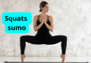 une femme fait des squats sumo pour grossir des fesses en 1 mois