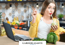 une femme boit des smoothies , elle sait combien de smoothie par jour pour maigrir il faut boire
