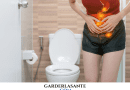 Dans une toilette une femme souffre d'une diarrhée comme de l'eau ou diarrhée jaune causes, dangers et solutions