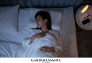 Une femme utilise une des 9 meilleures huiles essentielles pour dormir au moins 7 à 9 heures par nuit pour un sommeil réparateur. Le sommeil est important pour le bon fonctionnement immunitaire et pour booster son immunité