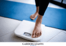 une femme monte sur une balance elle a réussi à perdre du poids et à maigrir grâce aux huiles essentielles pour maigrir vite et maintenir son poids de santé