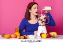 une femme prépare un smoothie avec un blender pour son régime smoothie 12 jours pour perdre du poids rapidement et durablement