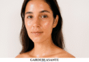 Femme avec peau glow naturelle et teint lumineux éclatant sans maquillage