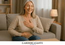 une femme heureuse qui arrive à mieux vivre la ménopause