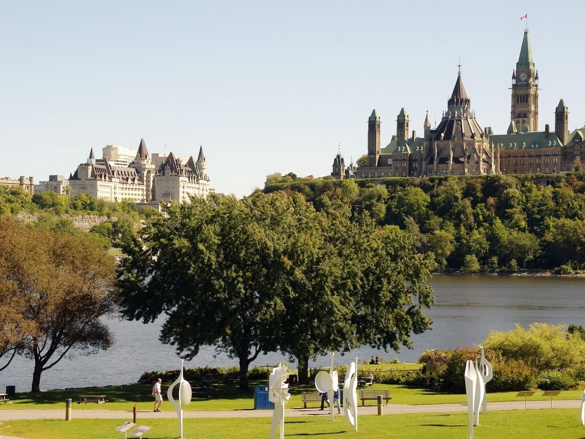 Vue sur le parlement du Canada à Ottawa la capitale du Canada, le parlement est situé au milieu d'une nature luxuriante. Ottawa est une ville écologique